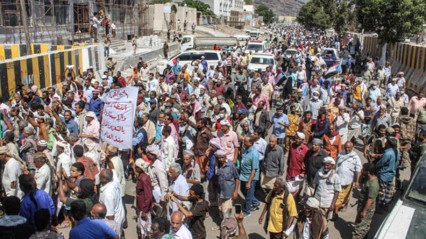 Yemeni protesters storm presidential palace in Aden