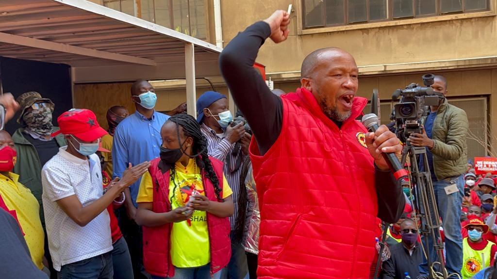 Los sudafricanos están peleandose por migajas: Una conversación con el líder sindical Irvin Jim