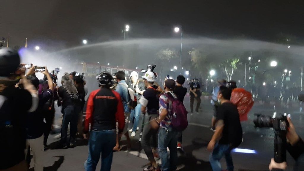 Protesters in Thailand attacked by police as they try to submit a petition to the king
