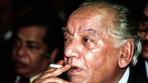 640px-Faiz_London_1983 - BT News Faiz Ahmad Faiz smoking cigarette in London