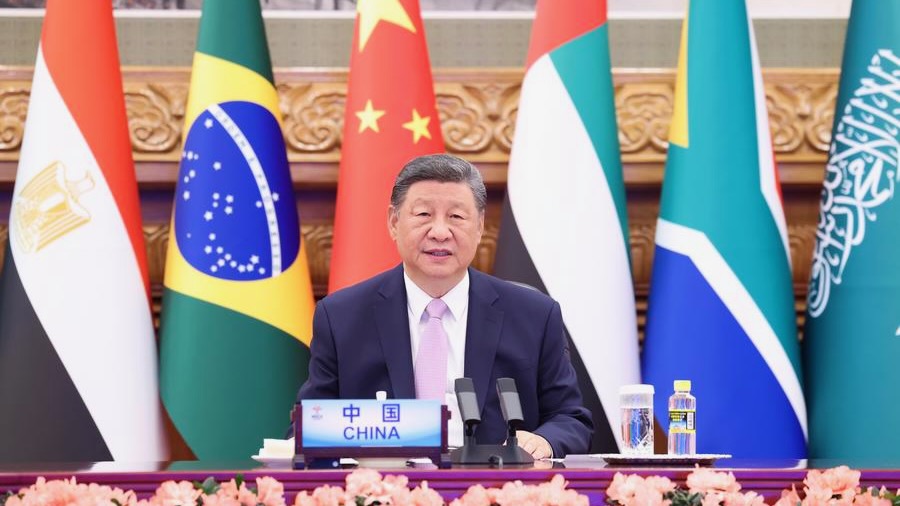 Chinese president Xi Jinping in front of various flags.