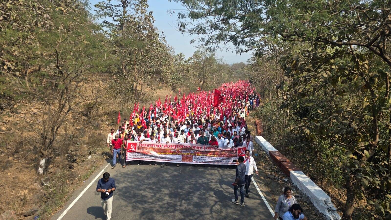 Thousands of Indian farmers start a long march to press for land rights