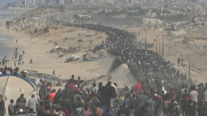 Palestinians return to neighborhoods in Gaza