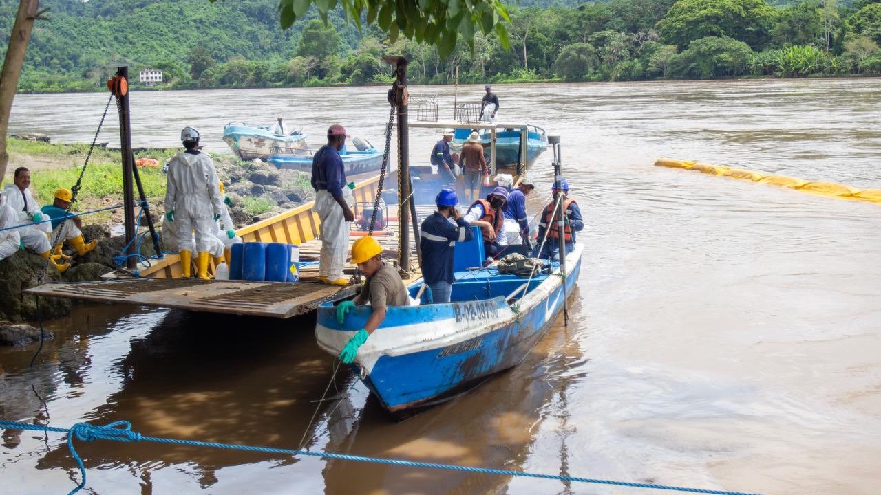 Environmental tragedy in Ecuador: thousands of barrels of oil spilled in several rivers
