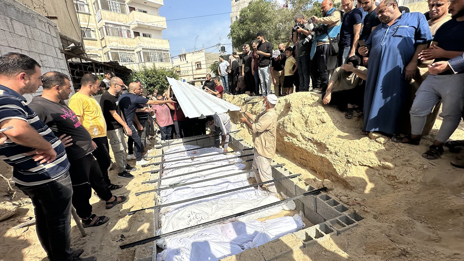 Deaths in Gaza cross 7,000 on third week of non-stop Israeli bombing