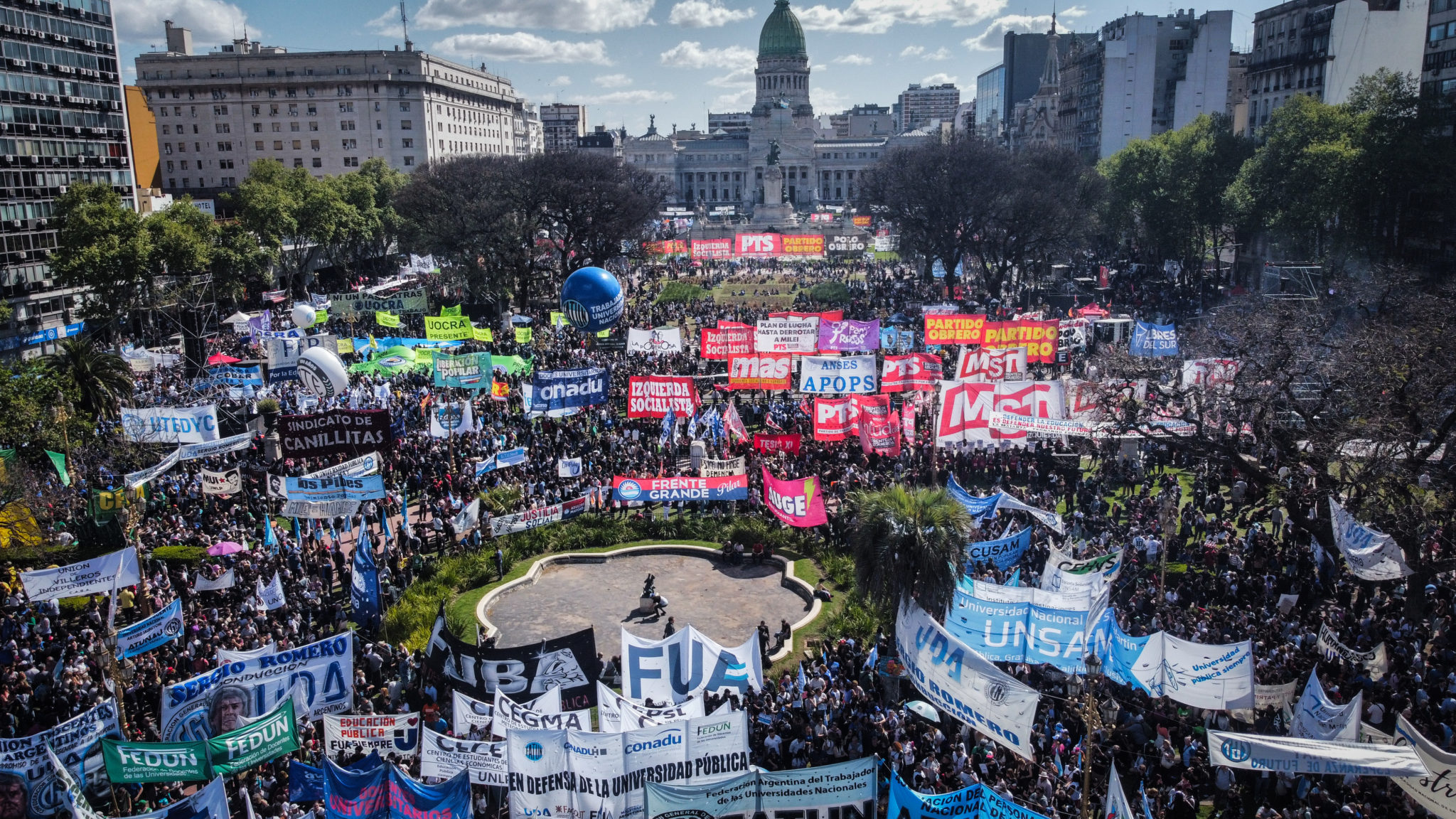 Hundreds of thousands mobilize in defense of public education in Argentina, Milei still vetoes financing law