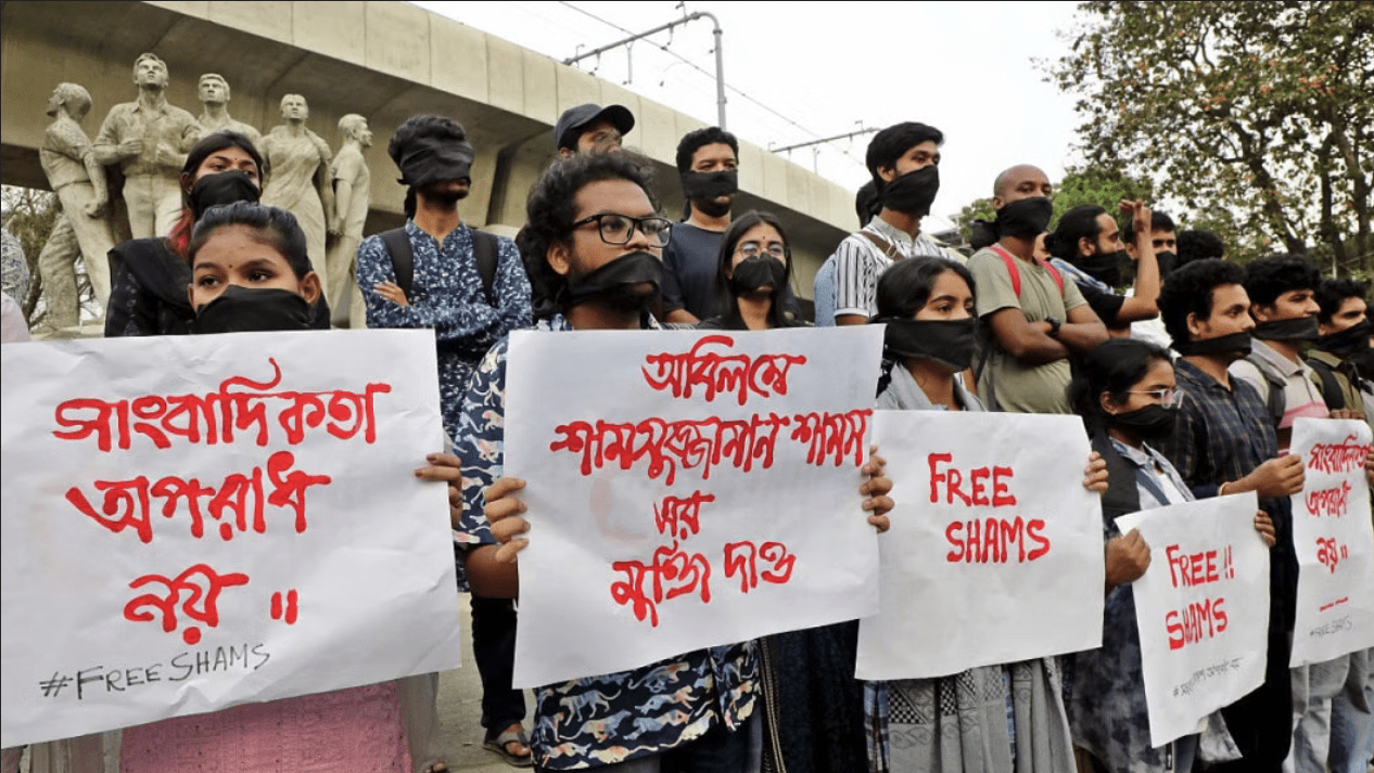 Protesters hold signs up demanding that journalist Samsuzzaman Shams be freed.