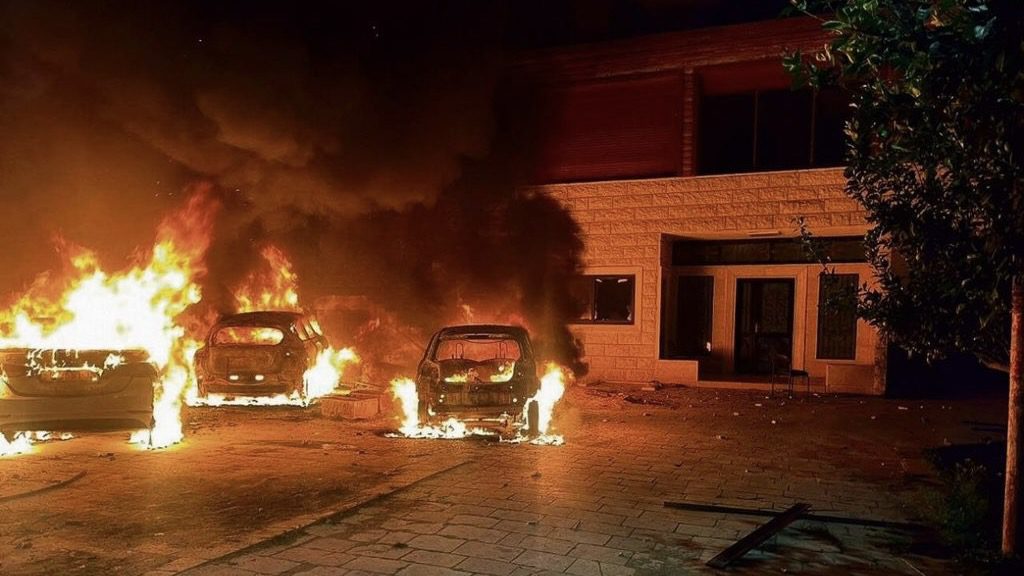Israeli settlers attack West Bank villages and towns for second day, one Palestinian killed and over 35 injured 