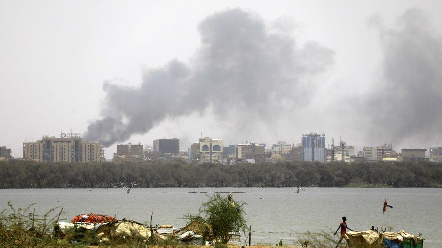Las partes beligerantes de Sudán continúan sus bombardeos mientras miles de cadáveres se pudren en las calles y más de 20 millones de personas pasan hambre