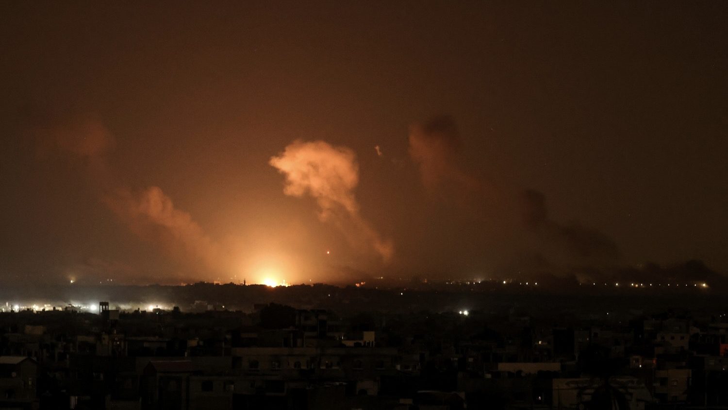 ¿Por qué los israelíes bombardean casas palestinas en medio de la noche?