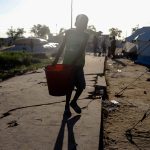 a-distribuio-de-gua--improvisada-em-acampamento-em-beira-moambique-foto-rafael-stedile_32682356887_o - BT News