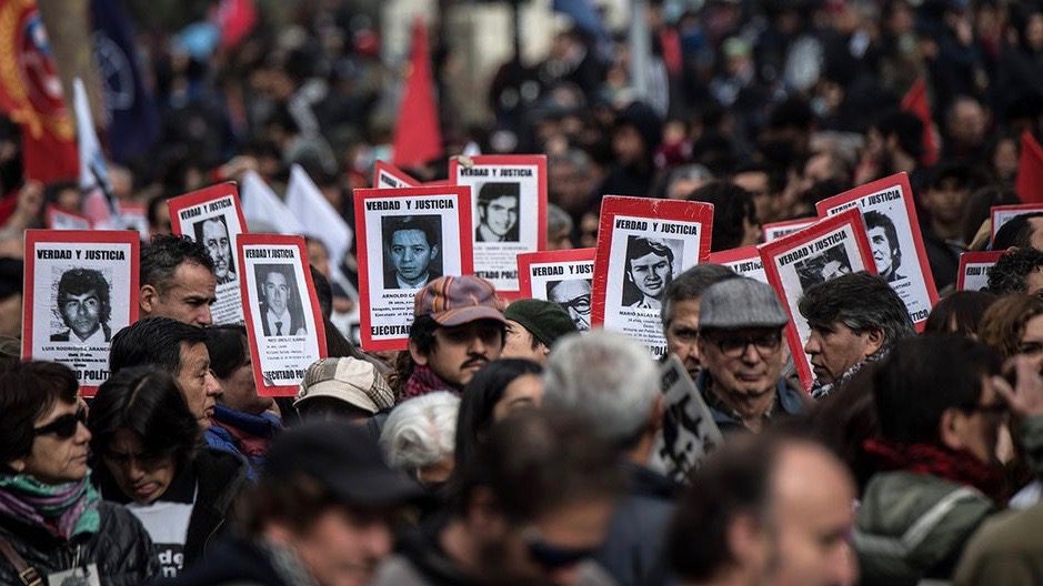 Police repress march commemorating the victims of last Chilean dictatorship