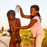 crianas-se-banham-em-acampamento-temporrio-em-beira-moambique-foto-rafael-stedile_46709441085_o - BT News
