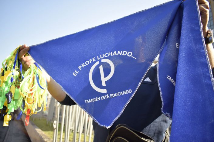 Chilean teachers vote to continue the strike