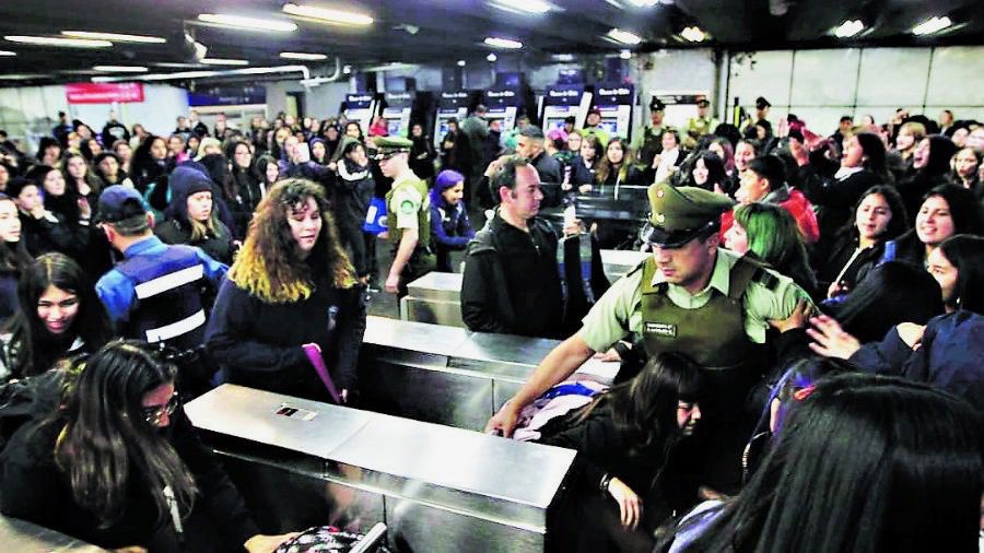 Chilean students hop turnstiles in protest against transportation fare increase