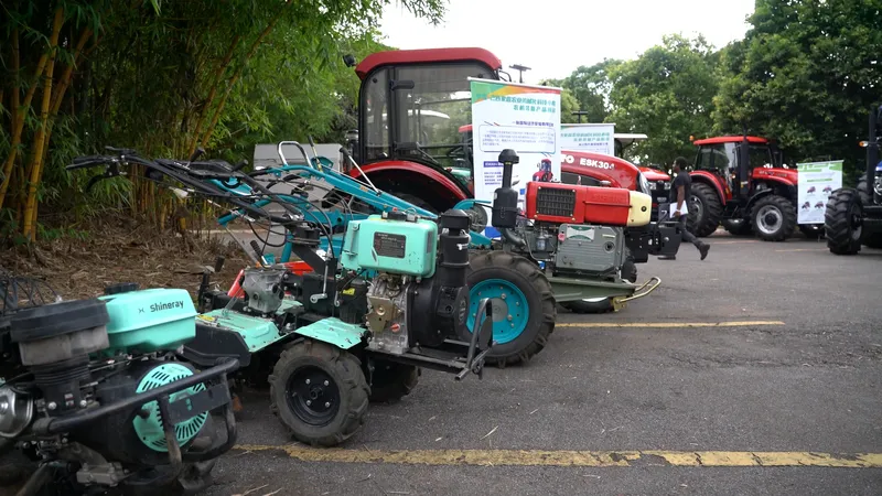 Chinese machines arrive in Brazil, inaugurating the Brazil-China Center for Family Farming