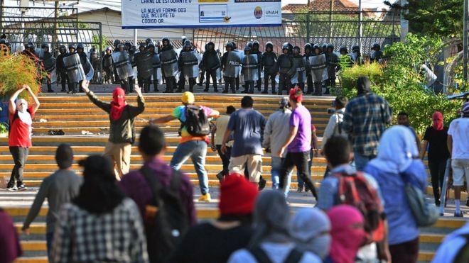Honduran students resist attacks by military police