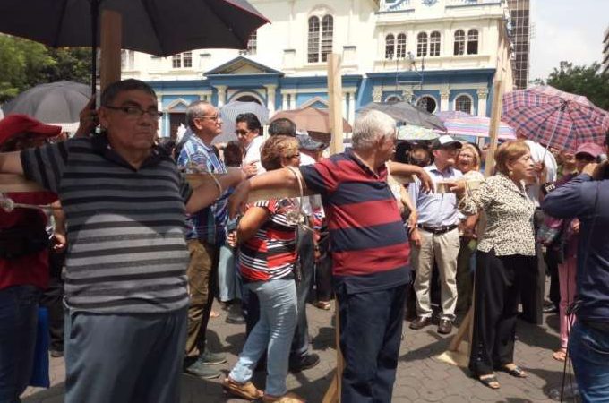 Retired Ecuadorian teachers condemn lack of pensions since 2008