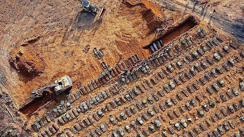 Rising death toll and collapsing services, Manaus buries Covid victims in mass graves