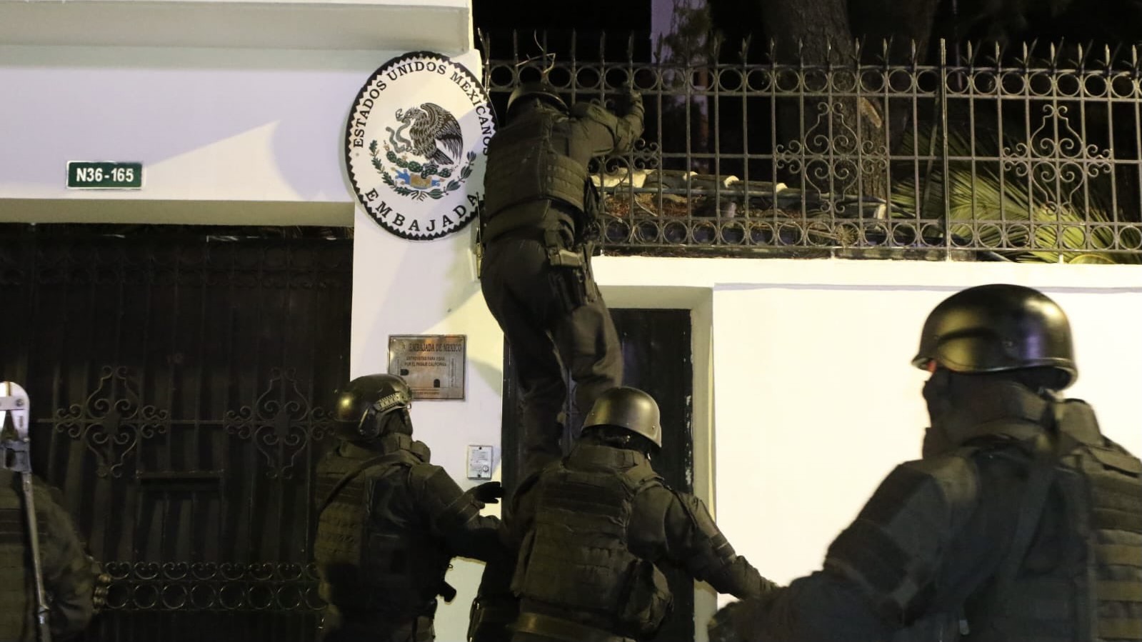 Ecuadorian police break into Mexican Embassy, arrest former Ecuadorian VP Jorge Glas