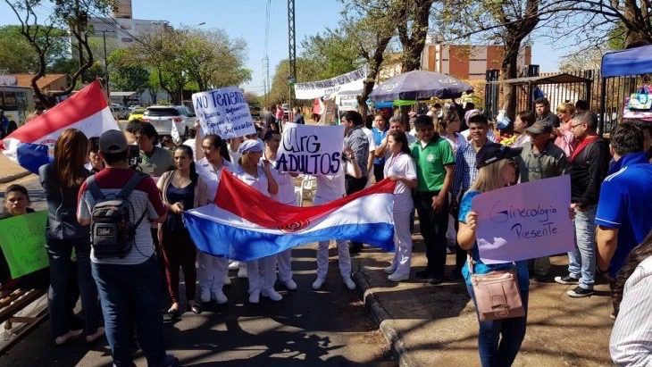 Paraguayan healthcare professionals begin a 30-day-long strike