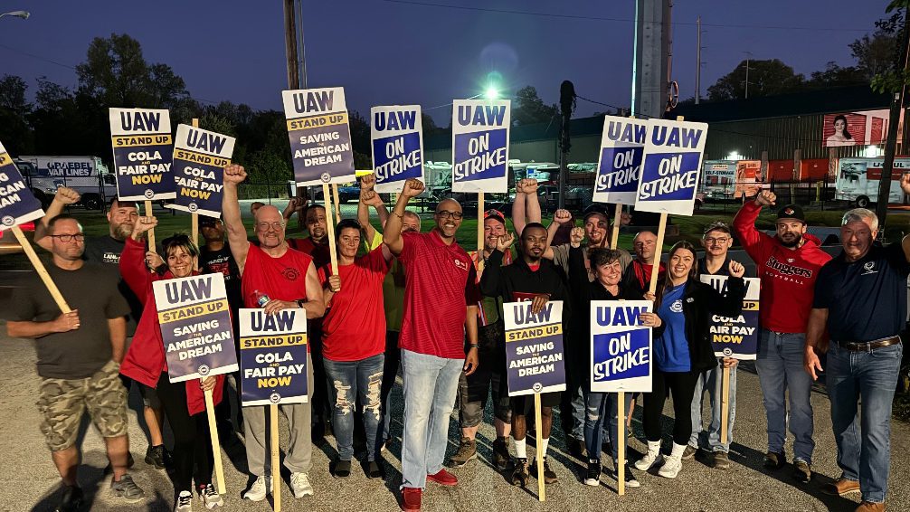 57,000 US auto workers win tentative agreement with Ford