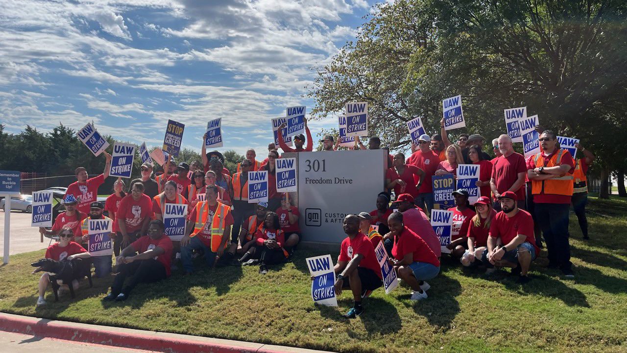 UAW mobilizes thousands more to join Stand Up Strike