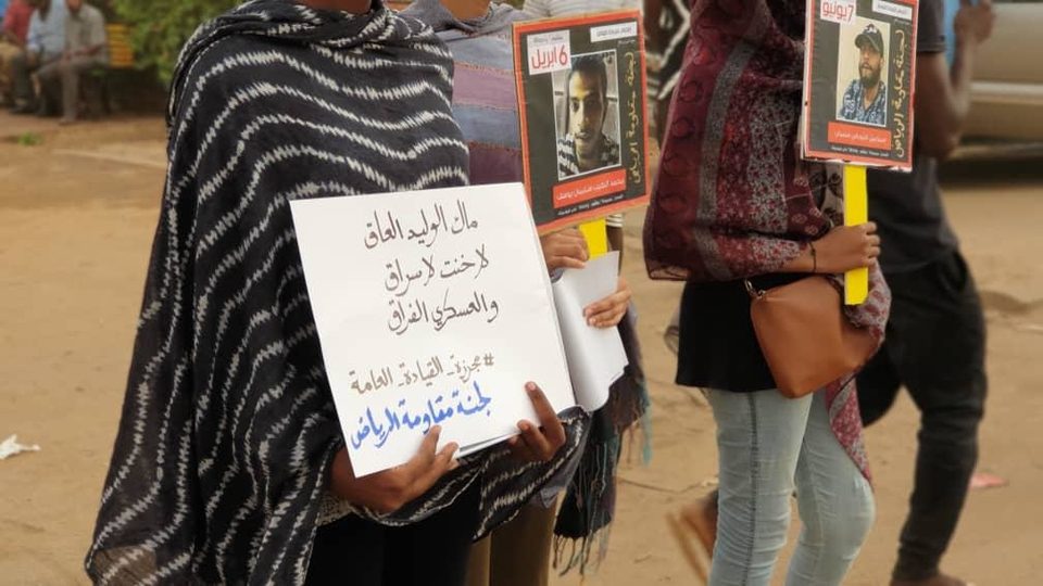 Sudanese protesters demand immediate transfer of power to civilian forces
