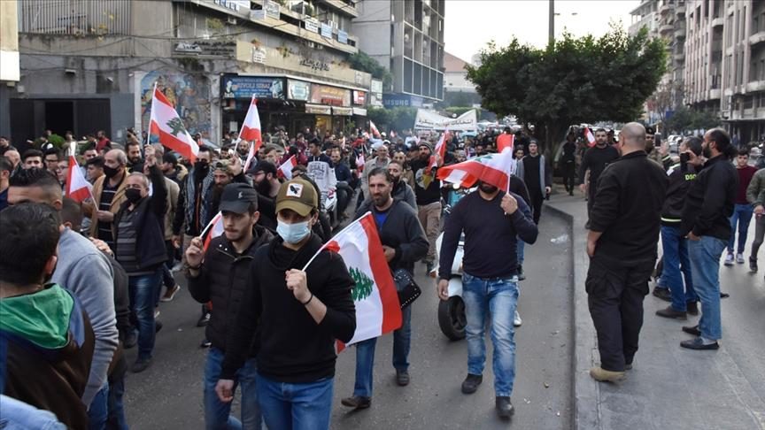 Thousands protest lack of economic aid amid strict COVID-19 lockdown in Lebanon