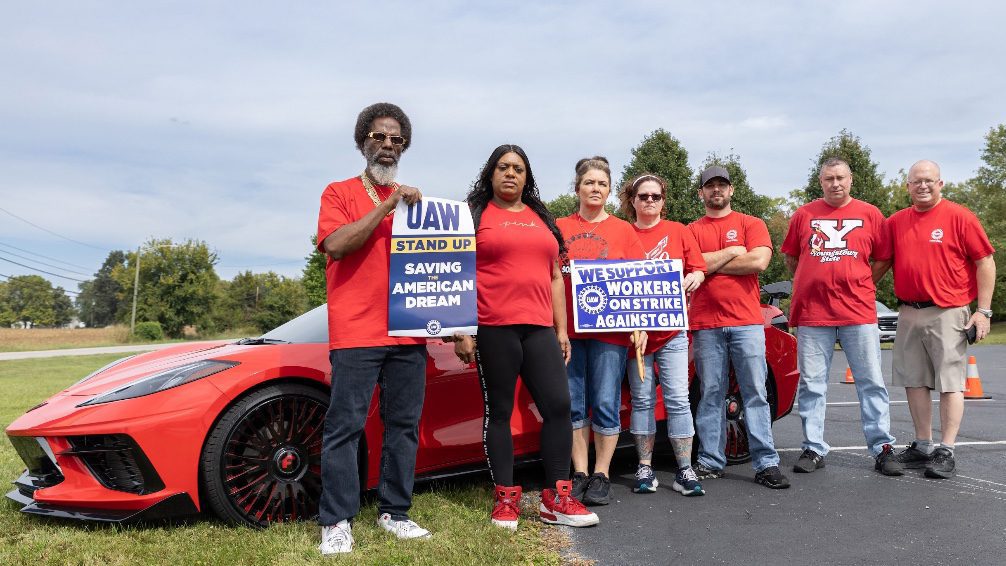 UAW leader announces major victory: workers at electric vehicle plants to be included in contract