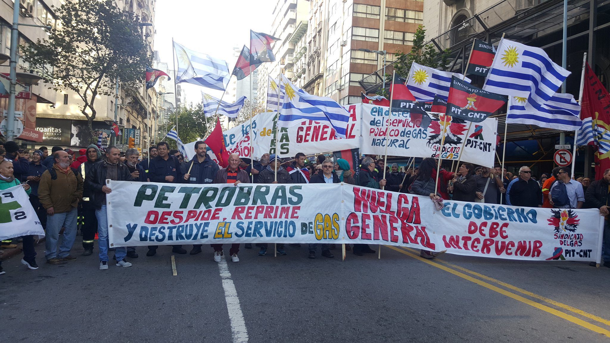 Thousands of Uruguayan workers mobilize during partial general strike