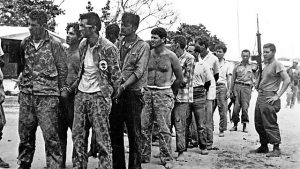 Brigadistas_capturados_na_Baía_dos_Porcos_1961 - BT News US forces handcuffed and in a line in Cuba