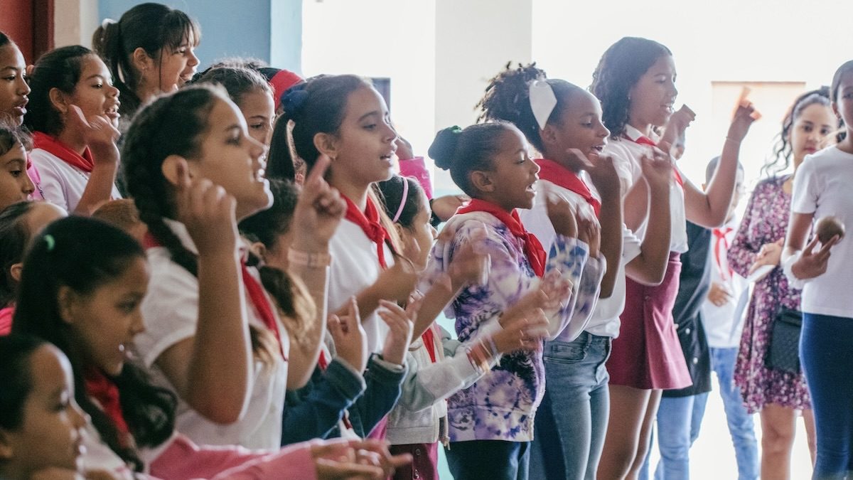 Niños y niñas cantando en una escuela en La Habana