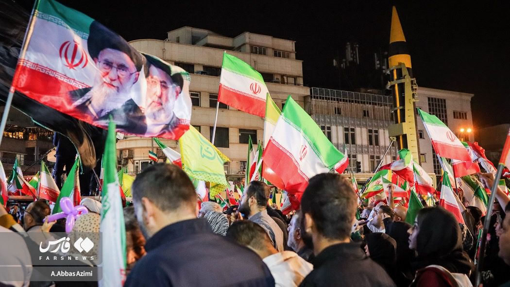 Protestors in Tehran wave Iranian flags
