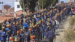 Bolivian workers marching 2 - BT News Bolivian workers marching in La Paz