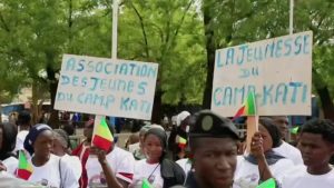 A thousand people gathered in Bamako this weekend to support the junta - BT News Malian people hold pro-government signs
